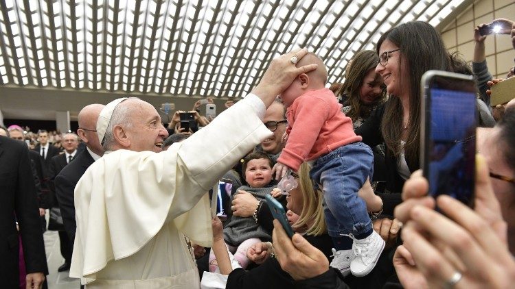 Papa Francesco con alcuni bambini in una recente udienza in Vaticano