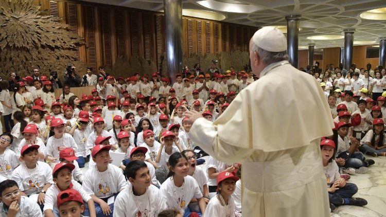  Papa Françesku me fëmijët e Trenit
