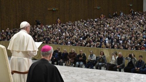 Il Papa a infermieri: non dimenticate la medicina della carezza