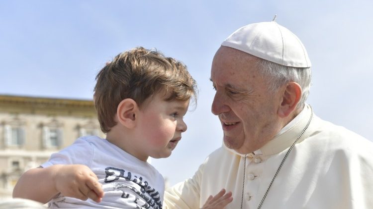 Papa Francisco e uma criança na Praça São Pedro