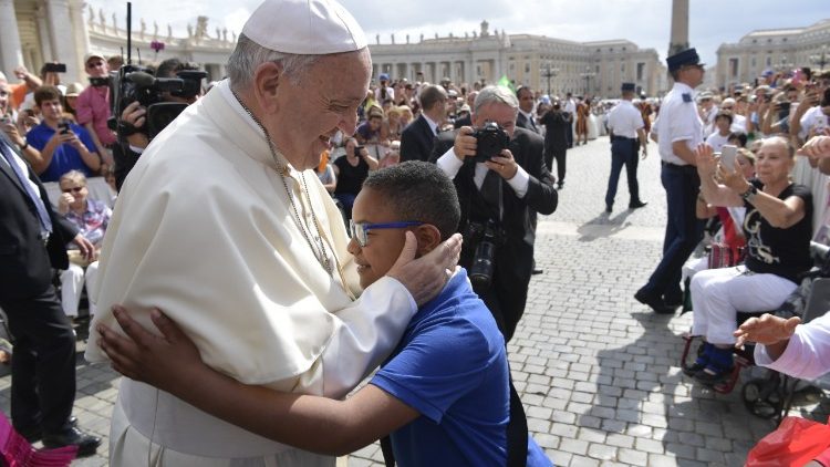 Il Papa saluta i fedeli in Piazza San Pietro durante l'udienza generale