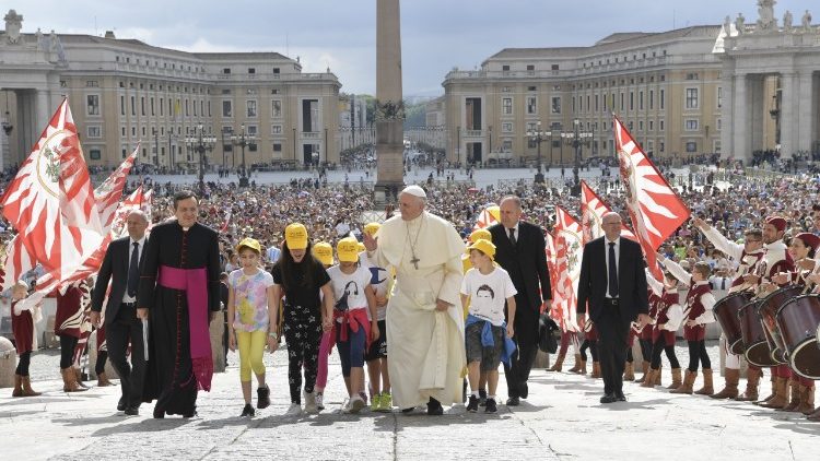 Ferenc pápa gyerekekkel érkezik a kihallgatásra 
