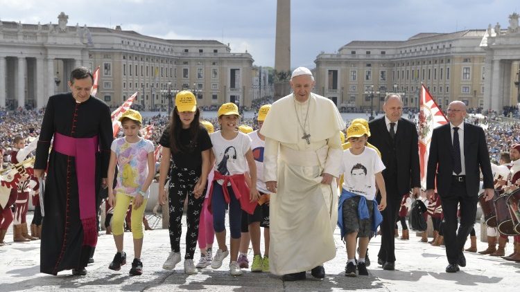 Papa Françesku me fëmijët në audiencën e përgjithshme