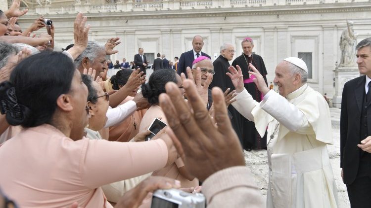 Audienca e përgjithshme: Papa takohet me njerëzit