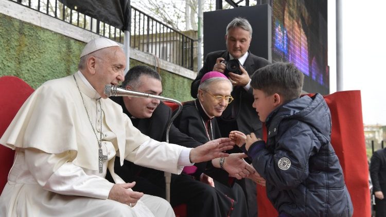 Papa Francesco visita parrocchia San Paolo della Croce a Corviale