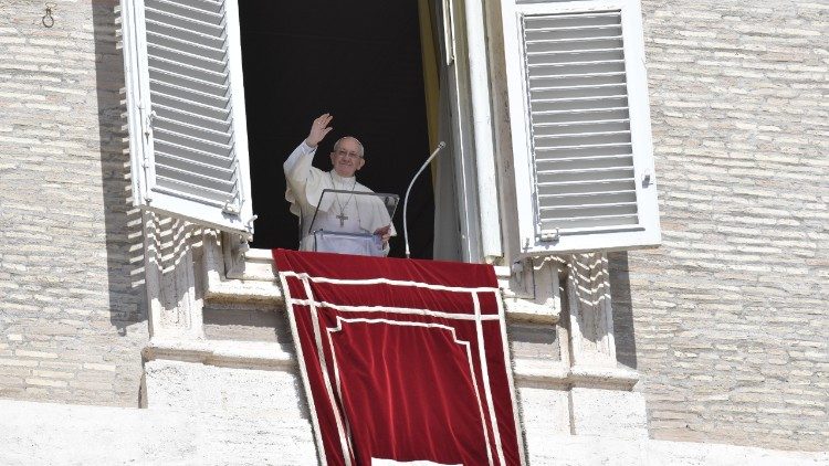 Papež Frančišek po opoldanski molitvi pozdravlja vernike na Trgu sv. Petra