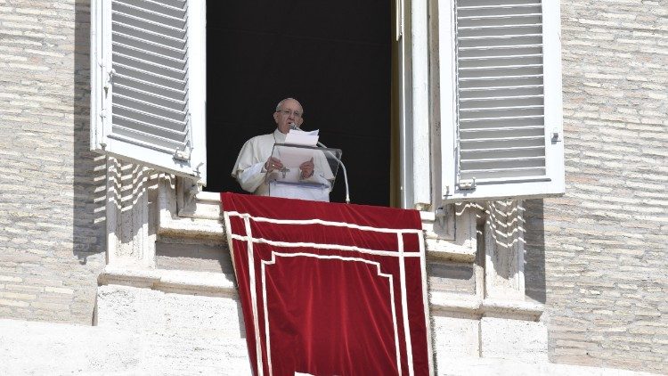 Papa alla recita del Regina Coeli