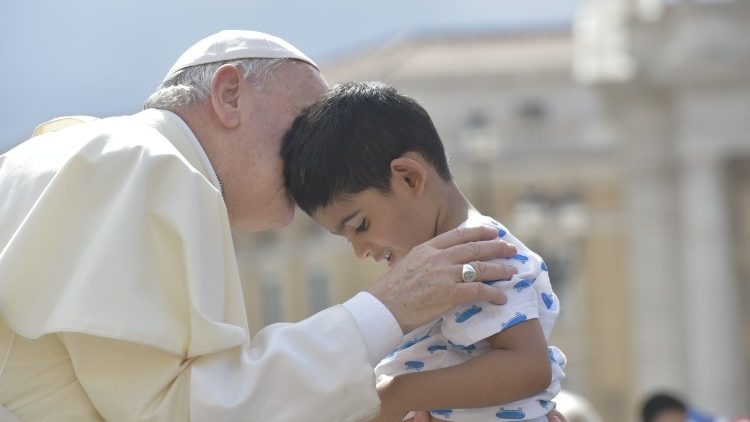 教宗親吻兒童