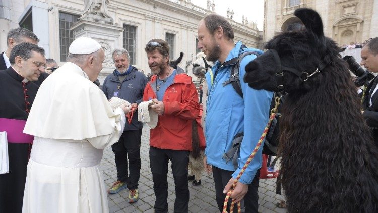 Pápež František sa po generálnej audiencii stretol s chovateľmi dlhosrstých juhoamerických lám z Bolzana