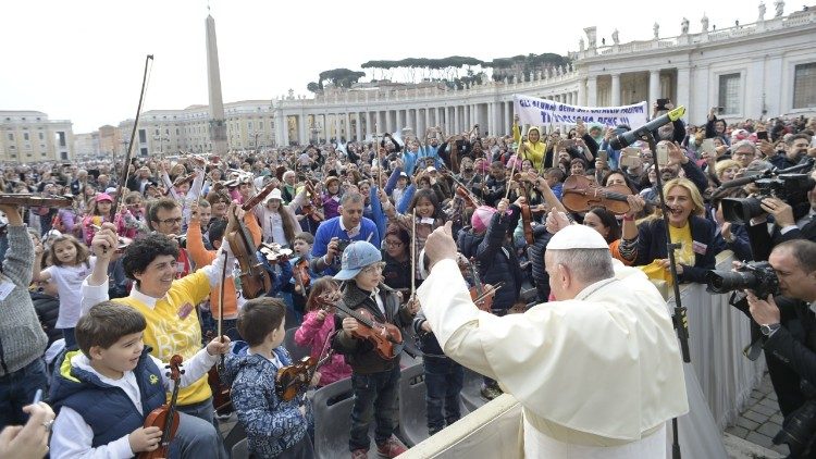 Papež Frančišek je starše spodbudil, naj učijo svoje otroke, kako se prav pokrižati