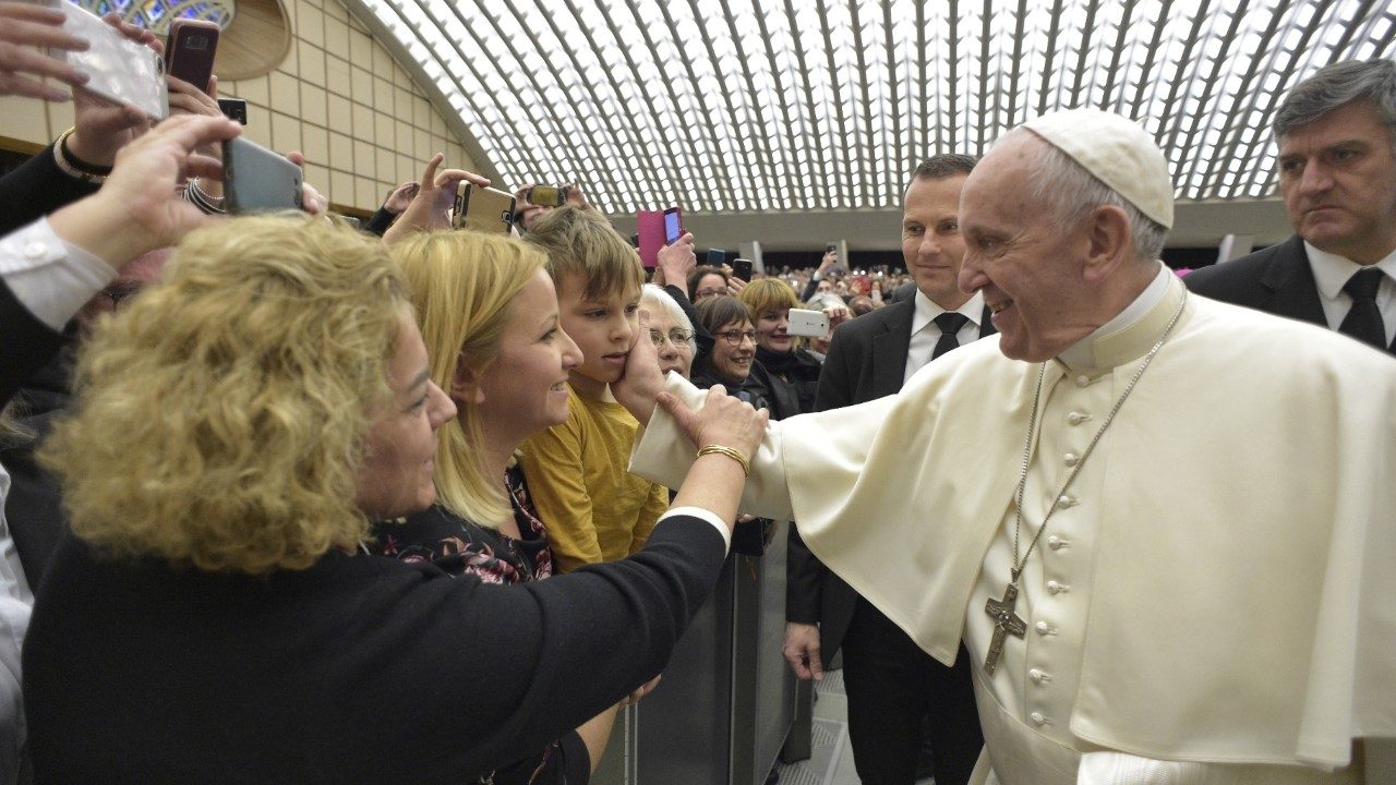 Papa Francisco tala de saúde, futuro da igreja e tentativas de