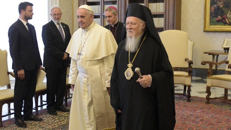 Le Patriarche Bartholomée et le Pape François, ici lors d'une rencontre en mai 2018.