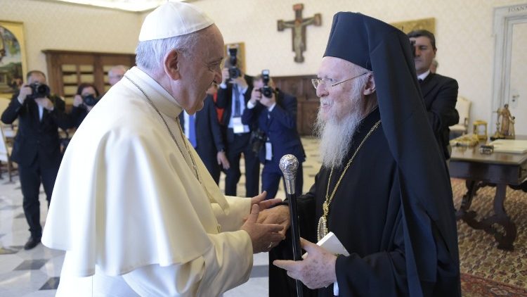 Le Pape et le Patriarche Bartholomée, lors de leur rencontre du 26 mai 2018 au Vatican.