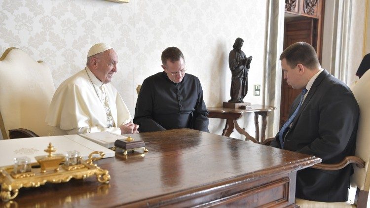 El Papa y el  Sr. Juri Ratas 