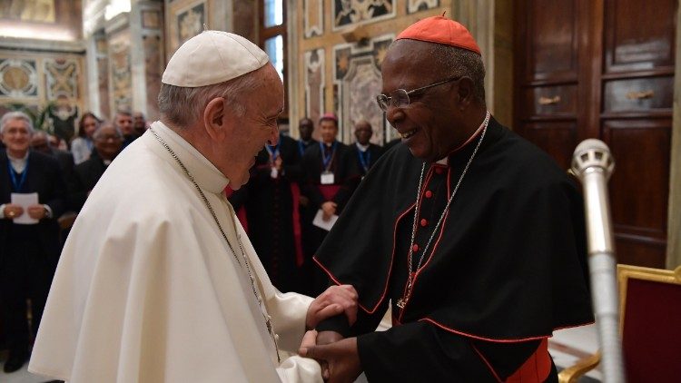 Der Papst und Kardinal Njue