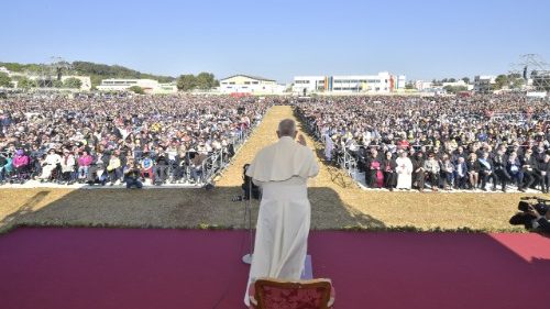 Papst am Grab von Don Tonino: „Geschenk und Prophezeiung“