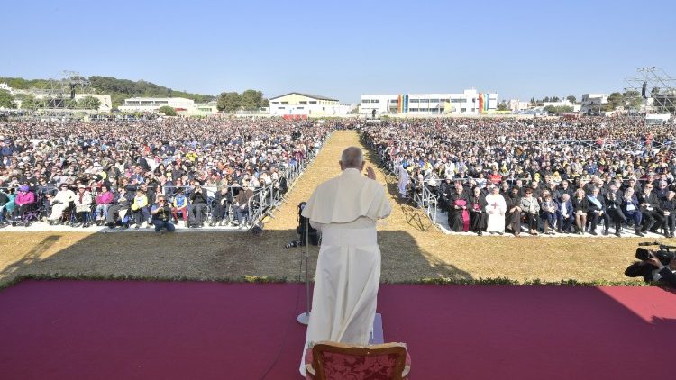 Papst Franziskus spricht in Alessano zu den Gläubigen