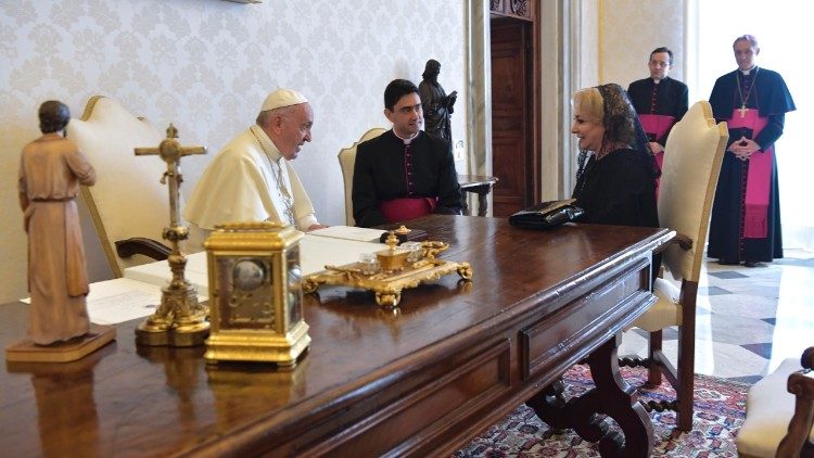 Papež Frančišek se je srečal z romunsko predsednico vlade
