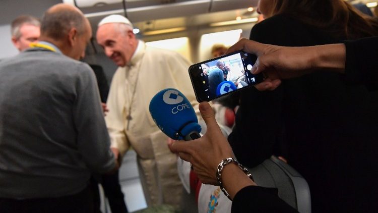 El Papa junto a los periodistas en el avión 