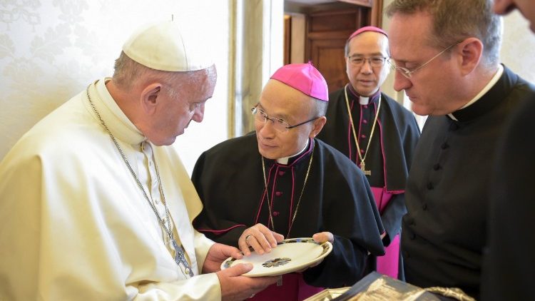 Der Bischof von Hongkong Miachel Yeung Ming-cheung mit Papst Franziskus