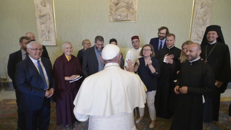 Le Pape François et les membres d'Emouna Fraternité Alumni