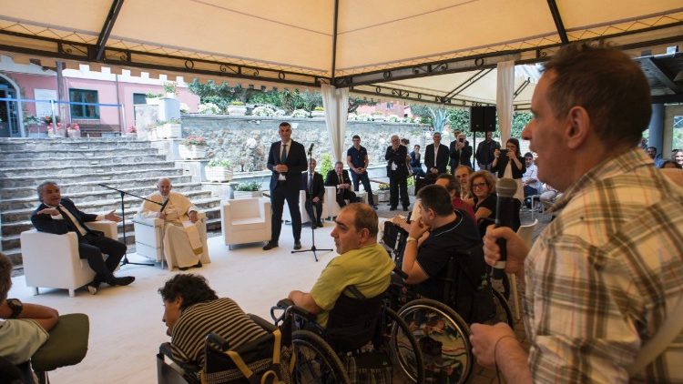 教宗探访残疾人士及其家属
