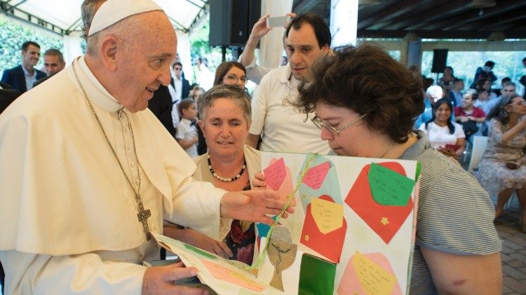 Le Pape François lors de sa visite surprise auprès des handicapés aidés par la Coopérative OSA, à Rome le 24 juin. 