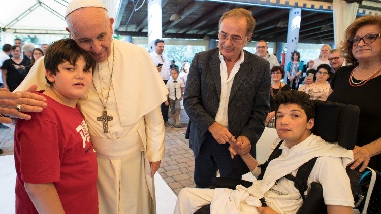 Ferenc pápa a fogyatékkal élőket segítő alapítványnál