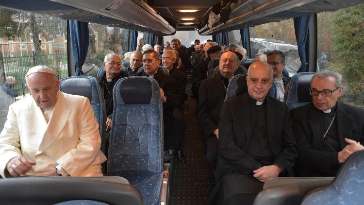 Auf der Rückfahrt in den Vatikan: Der Papst und seine Kurie