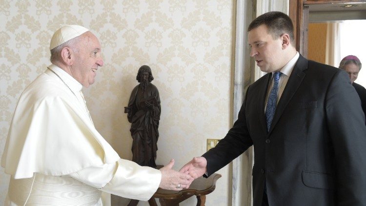 Le Pape s'entretenant avec le Premier ministre de l'Estonie.