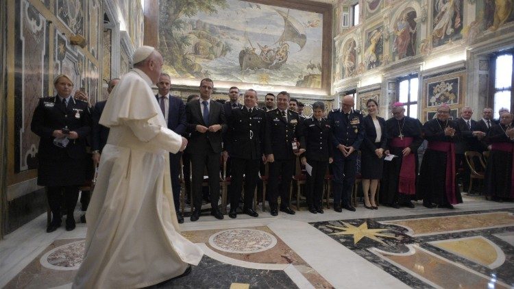Papst Franziskus und Mitglieder der Santa Marta Gruppe 2018