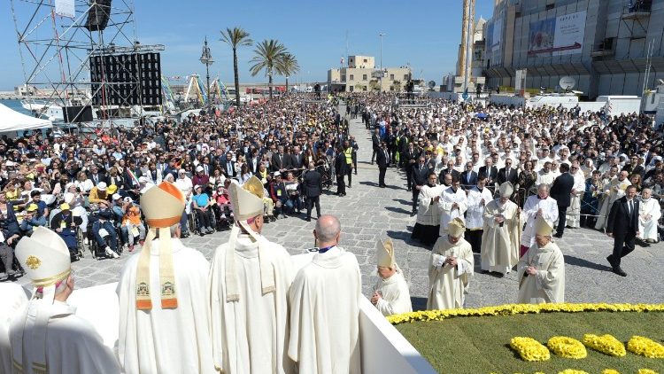 Papa Francesco concelebra la Messa a Molfetta (Bari)