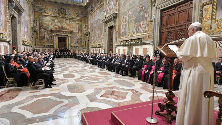 Le Pape François s'adressant aux ambassadeurs ce lundi 8 janvier 2018.