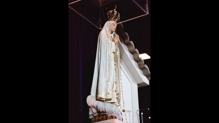 Imagem de Nossa Senhora de Fátima no Santuário em Portugal