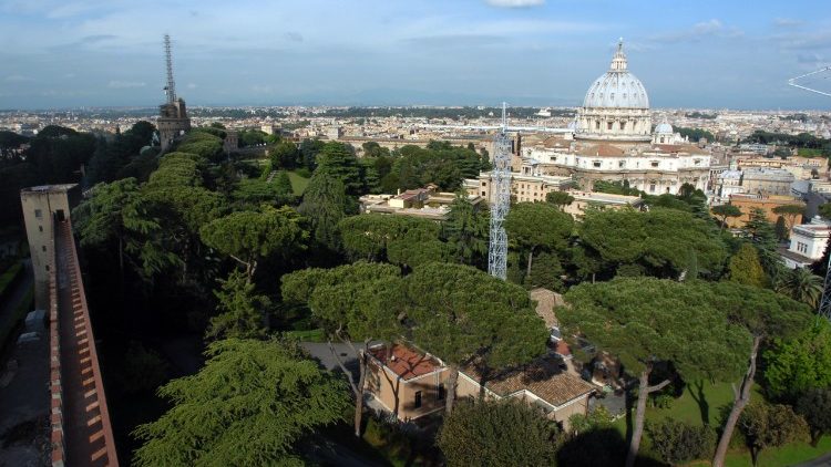 Vue sur les jardins du Vatican et la Basilique Saint-Pierre