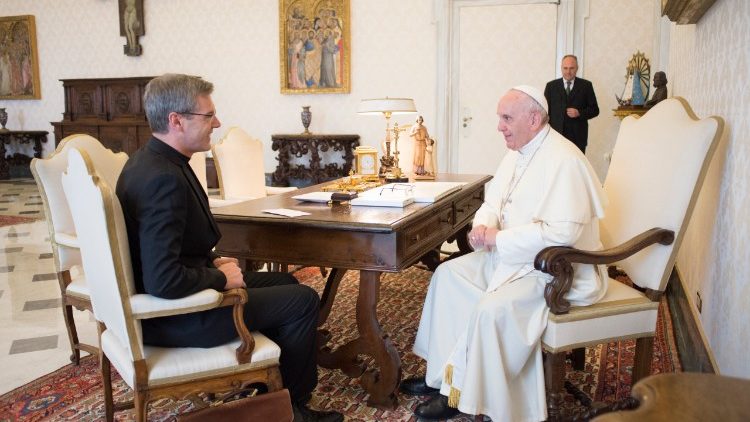Papst Franziskus mit Heinrich Wilmer SCJ (Archivbild von 2018)