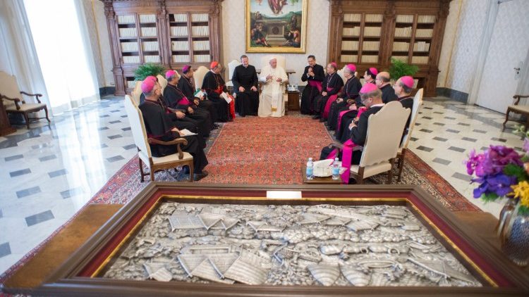 Papa në takim me ipeshkvijtë