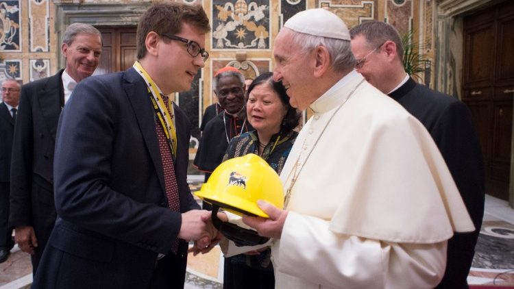 Le Pape rencontrant des entrepreneurs en 2018 au Vatican.