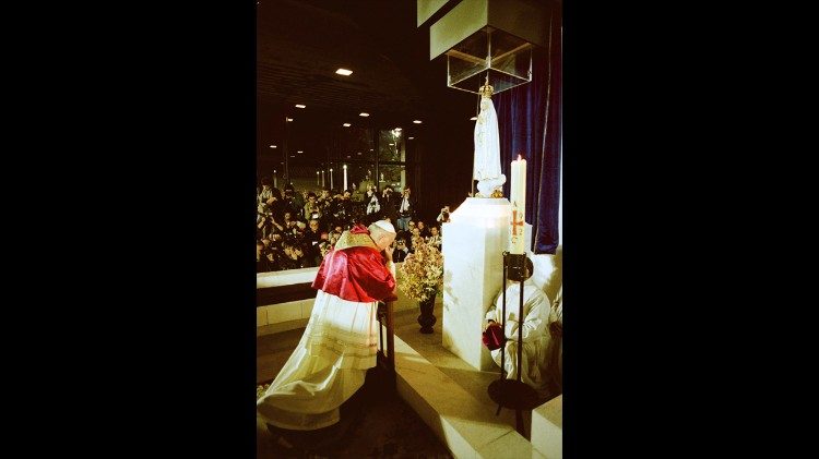 1982년 파티마 성모님 앞에서 기도하는 성 요한 바오로 2세 교황