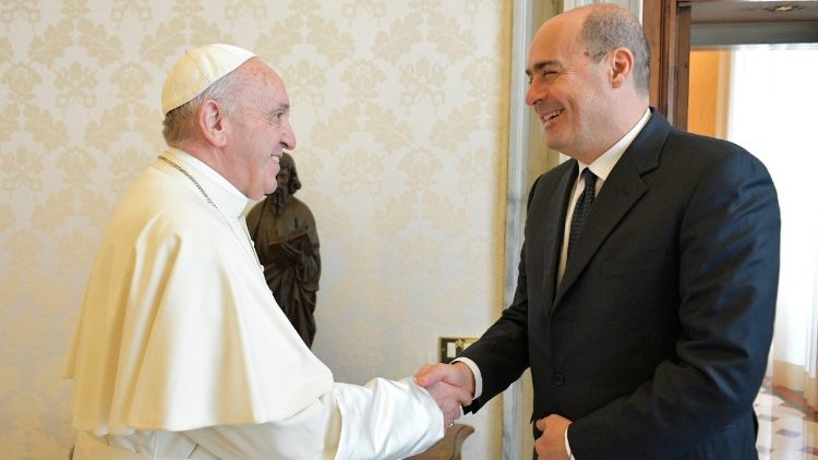Il Papa saluta il presidente della Regione
