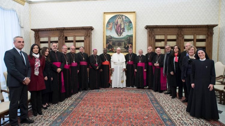 Ferenc pápa 2017-ben a Populorum Progressio Alapítvány tagjaival a Vatikánban