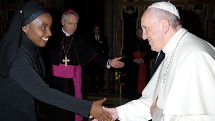 Svätý Otec prijíma poverovacie listiny od veľvyslankyne Tanzánie