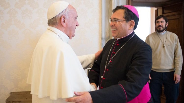 Com o Papa Francisco, o bispo de Quilmes e presidente da Caritas argentina, dom Carlos Tissera