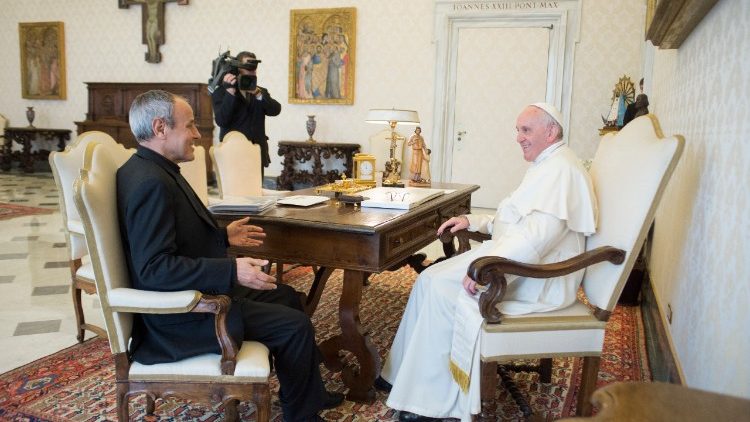 Кс. Хульян Карон, лідар руху “Камунія і вызваленне”, падчас сустрэчы з Папам