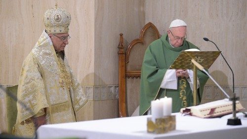 Papa Francesco e il Patriarca Youssef alla Messa a Casa Santa Marta