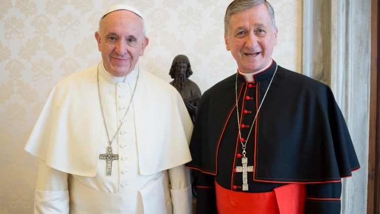 Kardinal Blaise Joseph Cupich 2018 bei einer Begegnung mit dem Papst