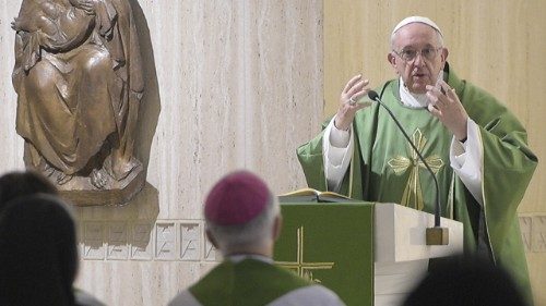 Papa: camminare verso la santità