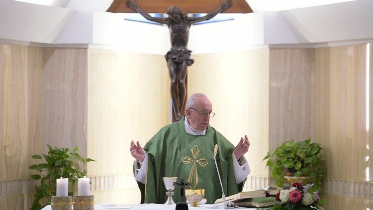 Papež Frančišek daruje sveto mašo v Domu sv. Marte