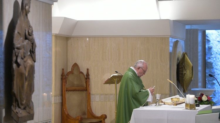 Papa Franjo tijekom mise u Domu svete Marte (arhivska snimka)