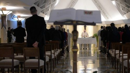 Francesco: i vescovi siano uomini di preghiera, lavoratori, vicini alla gente